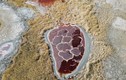 Video: Hồ nước đỏ thẫm có hình dáng tựa trái tim đang đập giữa sa mạc