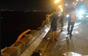 Video: Xe đầu kéo lao vào thành cầu Thanh Trì lao thẳng xuống sông