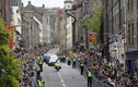 Video: Hàng dài người tiễn đưa linh cữu Nữ hoàng tới thủ phủ xứ Scotland
