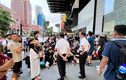 Video: Apple Store ở Singapore không cho khách xếp hàng mua iPhone 14