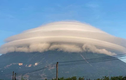 Kỳ lạ mây thấu kính vây quanh đỉnh núi Bà Đen
