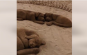 Kinh ngạc với tạo hình đàn chó giống như thật từ cát và nước biển