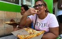 Độc lạ bánh pizza “bay” qua 3 tầng nhà hút khách tại Cuba