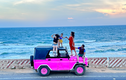 "Ảo" ở cung đường ven biển đẹp nhất Việt Nam với xe Jeep sắc màu