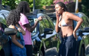 Con gái út nhà Obama diện bikini kiệm vải, hở bạo khi ra đường