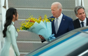 Chân dung nữ sinh tặng hoa cho Tổng thống Mỹ Joe Biden