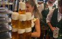 Nữ bồi bàn gây “sốt” khi bê một lúc 13 ly bia khổng lồ