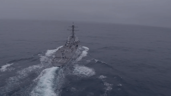 Uy lực tên lửa Houthi suýt xuyên thủng lá chắn trên chiến hạm Mỹ