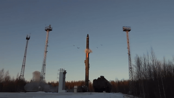 Tên lửa hạt nhân chiến lược RS-24 Yars của Nga thể hiện uy lực 