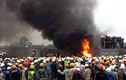 Hàng trăm công nhân hỗn chiến, đốt xe tại nhà máy Samsung