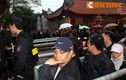 Nghìn người đội mưa từ 1h sáng chờ phát ấn đền Trần