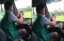 Thót tim tài xế xe buýt vừa dùng khuỷu tay lái xe băng băng vừa lướt điện thoại