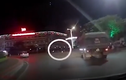 Video: Xe máy lao thẳng vào vòng xoay sau va chạm bất ngờ