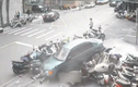 Video: Ô tô “đại náo” đường phố, đâm trúng hơn 20 xe máy chỉ vì sai lầm này