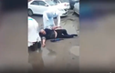 Video: Tài xế say xỉn lao thẳng xe vào chốt kiểm dịch, 1 cảnh sát bị gãy chân