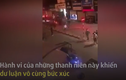 Video: Nhóm thanh niên đua xe náo loạn đường phố bị công an vây bắt