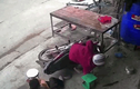 Video: Tông thẳng vào hàng thịt lợn, cô gái suýt bị dao văng trúng người