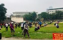 Người dân ngồi ngay ngắn, kín SVĐ chờ đến lượt vào cây “ATM gạo” ở Hà Nội