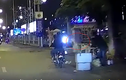 Video: Hai thanh niên cướp bánh mỳ trên đường khiến dân mạng dậy sóng