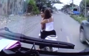 Video: Người đàn ông xăm trổ chở vợ chặn đầu thách thức tài xế