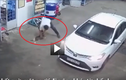 Video: Đi ô tô vào đổ xăng, người đàn ông “tiện tay” mang chó về