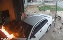 Video: Xế hộp bốc cháy lao vào nhà dân, 2 người nhanh chân chạy thoát