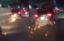 Video: Mazda CX5 gây tai nạn, kéo lê xe đạp điện tóe lửa trên đường Hà Nội
