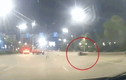 Video: Nam thanh niên “bay” xa hàng chục mét sau cú tông đầu xe tải