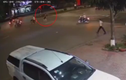 Video: Bế trẻ qua đường, người đàn ông bị tông xe văng gần chục mét