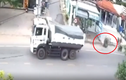 Video: Xe ben văng lốp giữa đường quật ngã người đi xe đạp