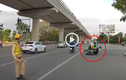 Video: “Thông chốt” 141, thanh niên tông cảnh sát ngã văng ra đường