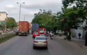Video: Cố chen vào làn xe máy, nữ tài xế tông người bất tỉnh