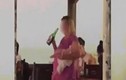 Video: Mẹ thản nhiên uống bia một tay bế con đang khóc gây phẫn nộ