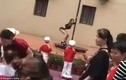 Choáng với màn múa cột trong lễ khai giảng trường mẫu giáo Trung Quốc