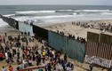 Mexico dựng chướng ngại vật ngăn người di cư ở cửa khẩu San Ysidro