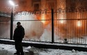 Dân Ukraine giận dữ phóng hỏa trước đại sứ quán Nga