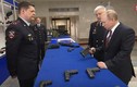 Tổng thống Putin thử súng máy mới của cảnh sát Nga