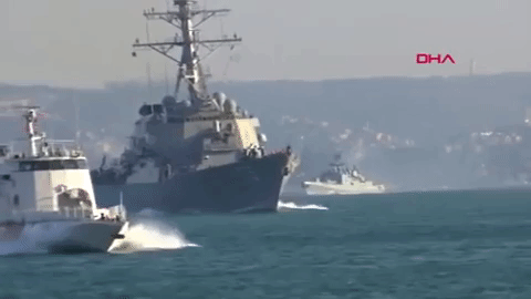 Video tàu chiến Nga - Mỹ "chạm mặt nhau" trên eo biển Bosporus