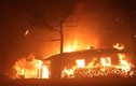 Thị trấn Hàn Quốc bốc cháy ngùn ngụt, xe cộ biến thành tro