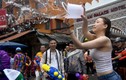 Người Thái xuống đường té nước lễ Songkran, nhưng bị cấm khỏa thân