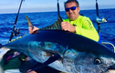 Cần thủ bắt được cá ngừ khổng lồ, nặng hơn 400 kg