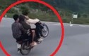 Video: 3 “quái xế” đu bám, bốc đầu xe máy làm điều liều lĩnh