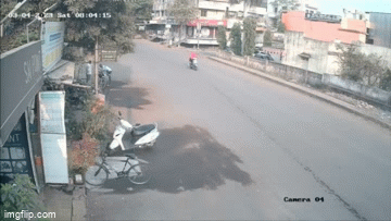 Video: Khoảnh khắc bất thường khi mặt đường bị nứt đột ngột