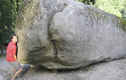Độc lạ hòn đá nặng 137 tấn nhưng ai cũng xê dịch dễ dàng