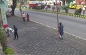 Video: Ô tô bất ngờ lao lên vỉa hè, tông trúng 5 người đi bộ