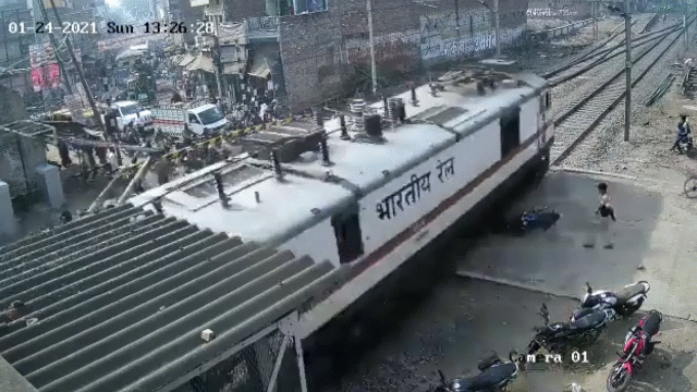 Video: Xe máy mắc vào đường ray, bị tàu hỏa nghiền nát