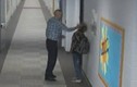 Thầy giáo bị sa thải vì xô học sinh vào tường rồi tát mạnh