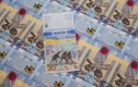 Ukraine phát hành tiền giấy đánh dấu một năm xung đột