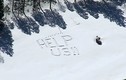 Dòng chữ ‘Cứu chúng tôi’ trên tuyết ở California