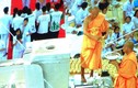 Rót vàng đúc tượng Phật tại một tu viện